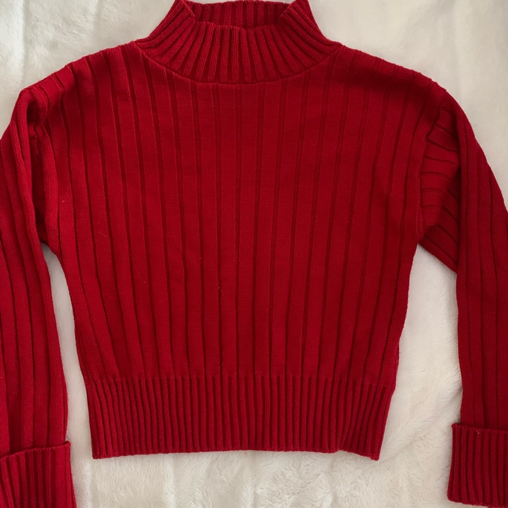Cropped red knit.